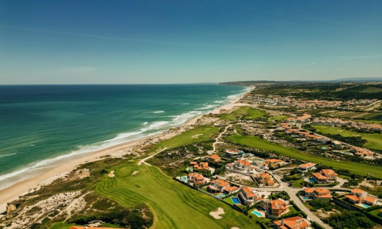 Aerial,View,Of,Praia,D'el,Rey,Golf,Course,In,Portugal. campos de golf perto da praia para umas férias de golf em Portugal