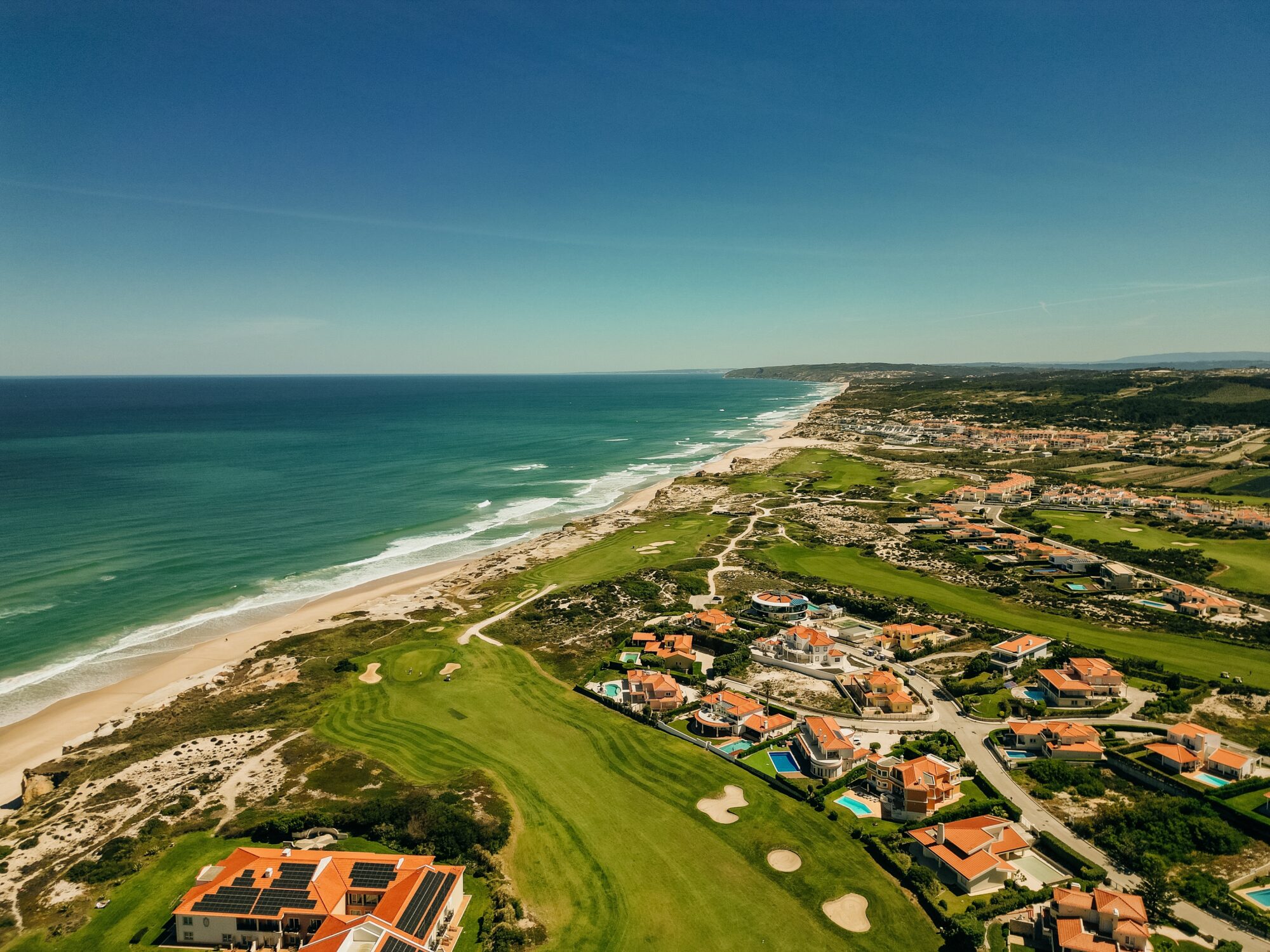 Aerial,View,Of,Praia,D'el,Rey,Golf,Course,In,Portugal. campos de golf perto da praia para umas férias de golf em Portugal